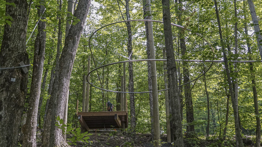 Une tyrolienne à virages dans les sous-bois du mont Sutton