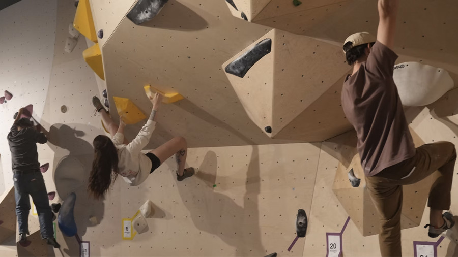 Un nouveau centre d’escalade de bloc a ouvert à Montréal