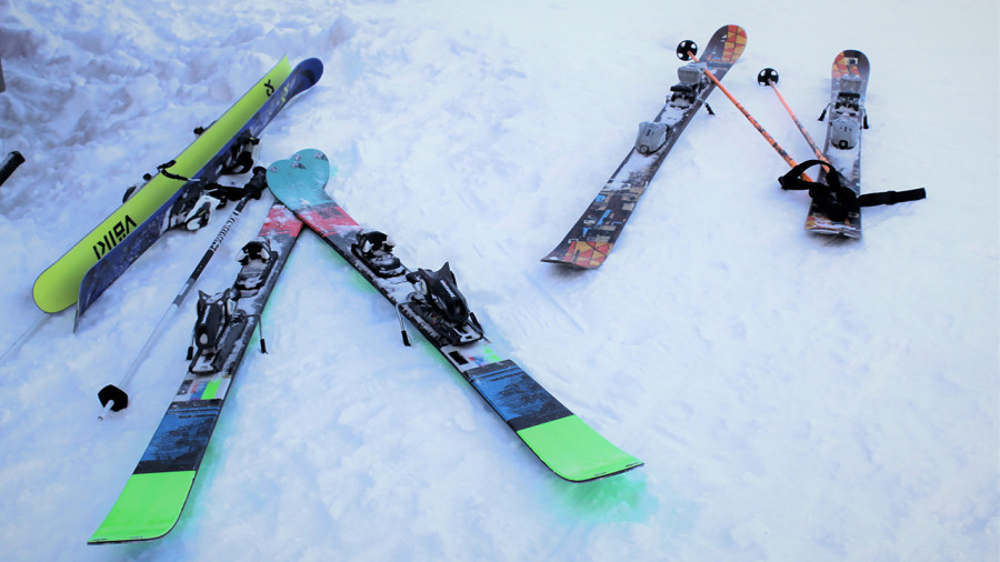 Comment sont fabriqués les skis alpins?