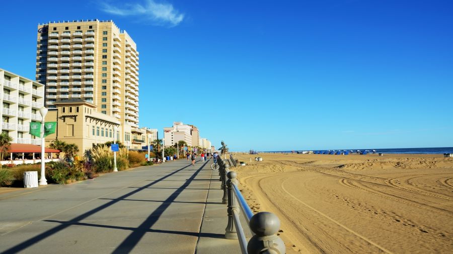 Virginia Beach : Surf et bikini