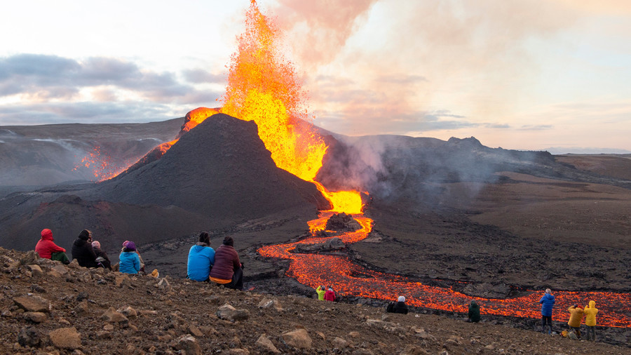 6 volcans actifs où faire de la randonnée dans le monde
