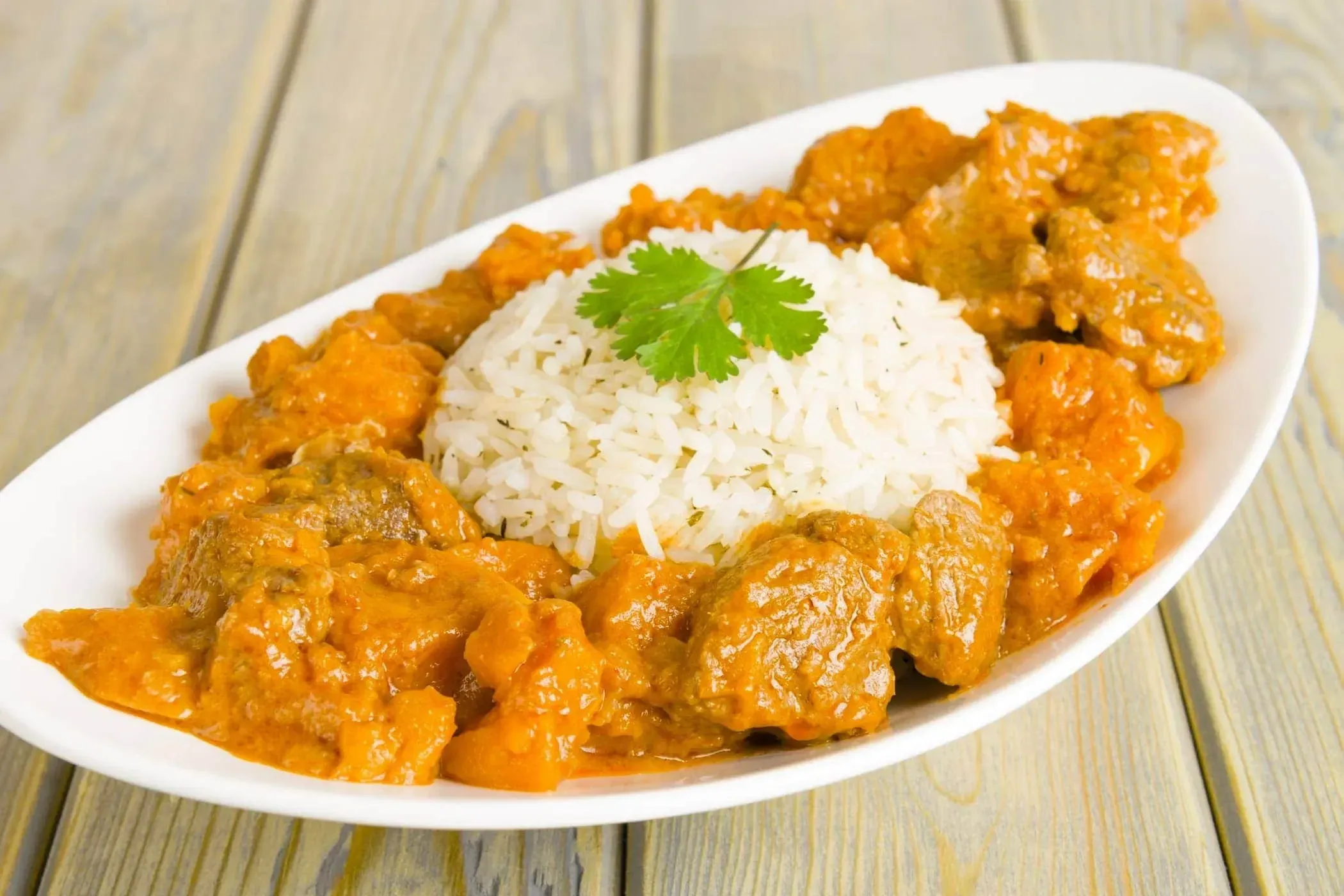 Chicken in sauce with added peanuts