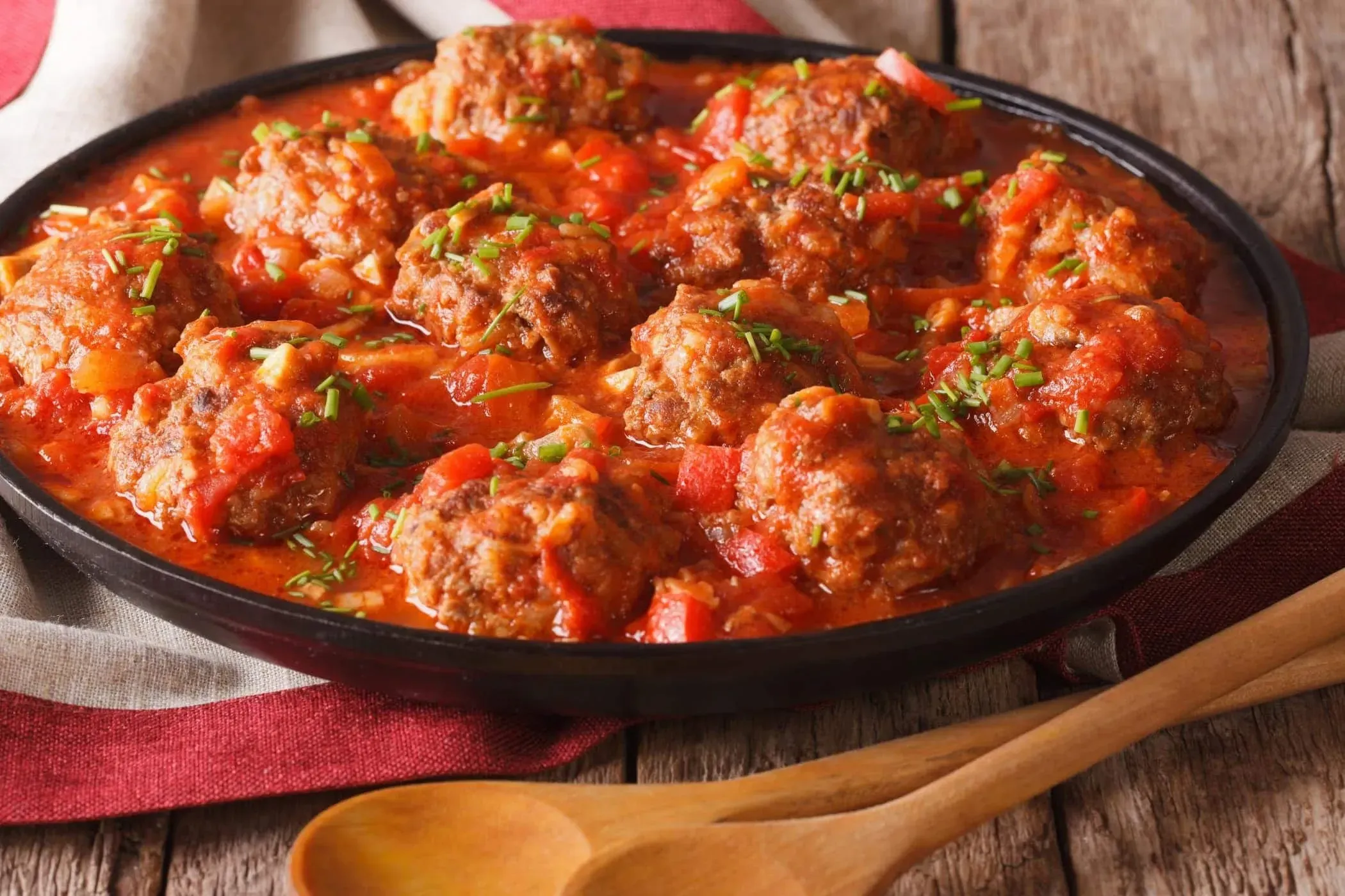Chiftele: meatballs in sauce