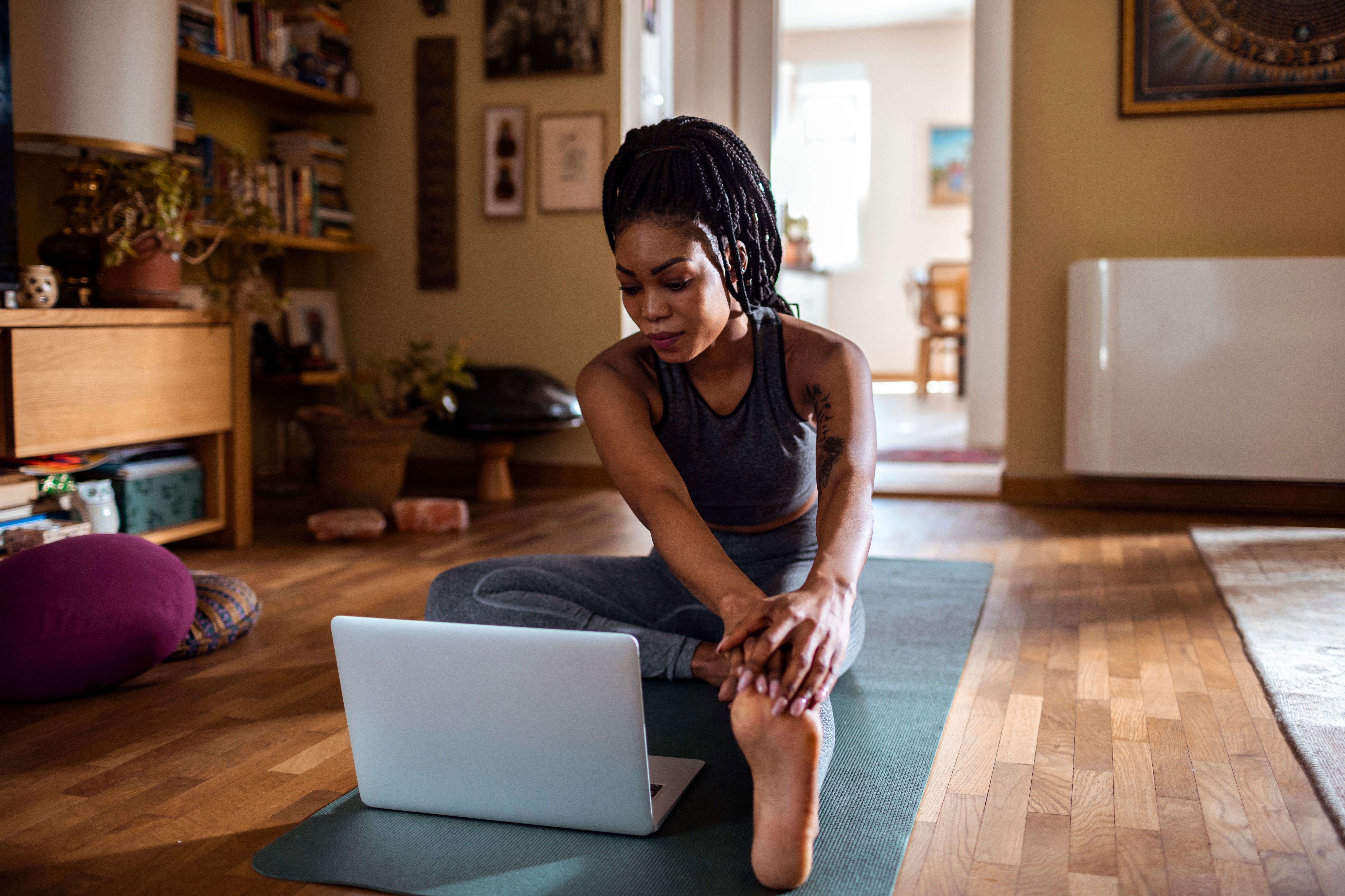 Woman exercice at home in front of PC