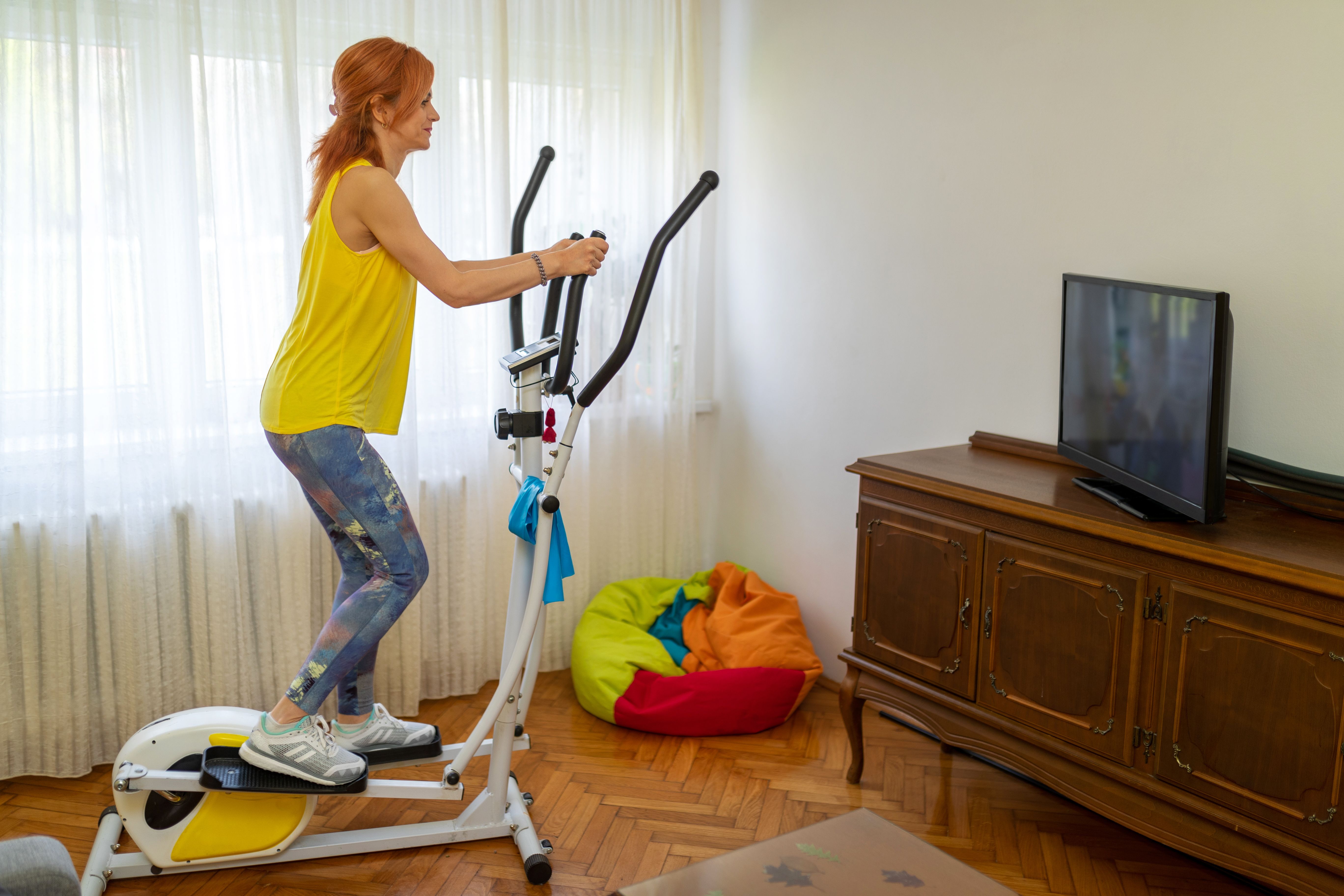 Woman exercice in front of tv