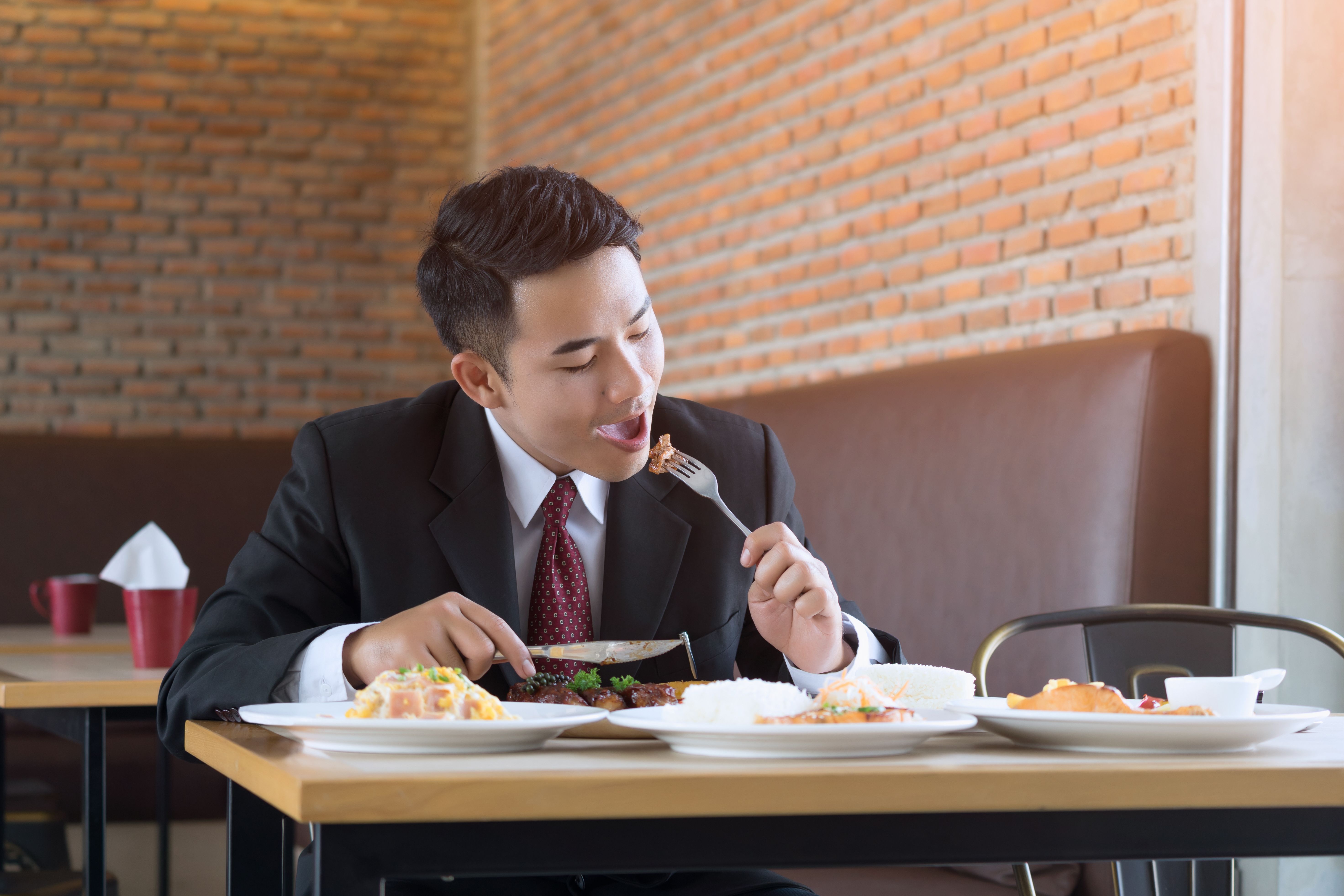 worker eating healthy food during break