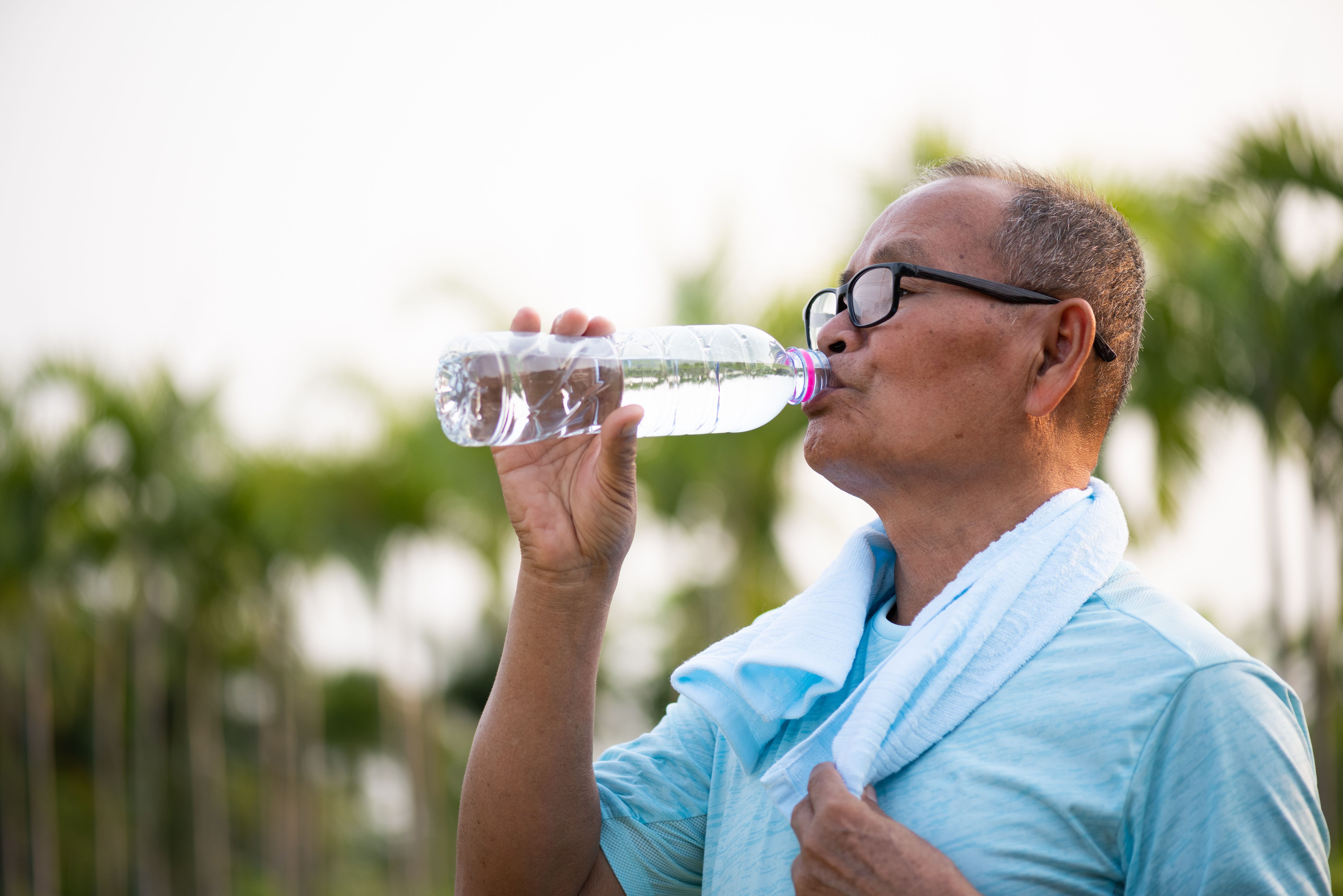 matanda umiinom ng tubig