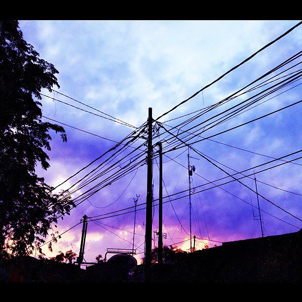 ...di balik kabel-kabel ruwet ini tercatat data penting klimatologi senja tanah parahyangan saat ini! (BMKG Bandung)
