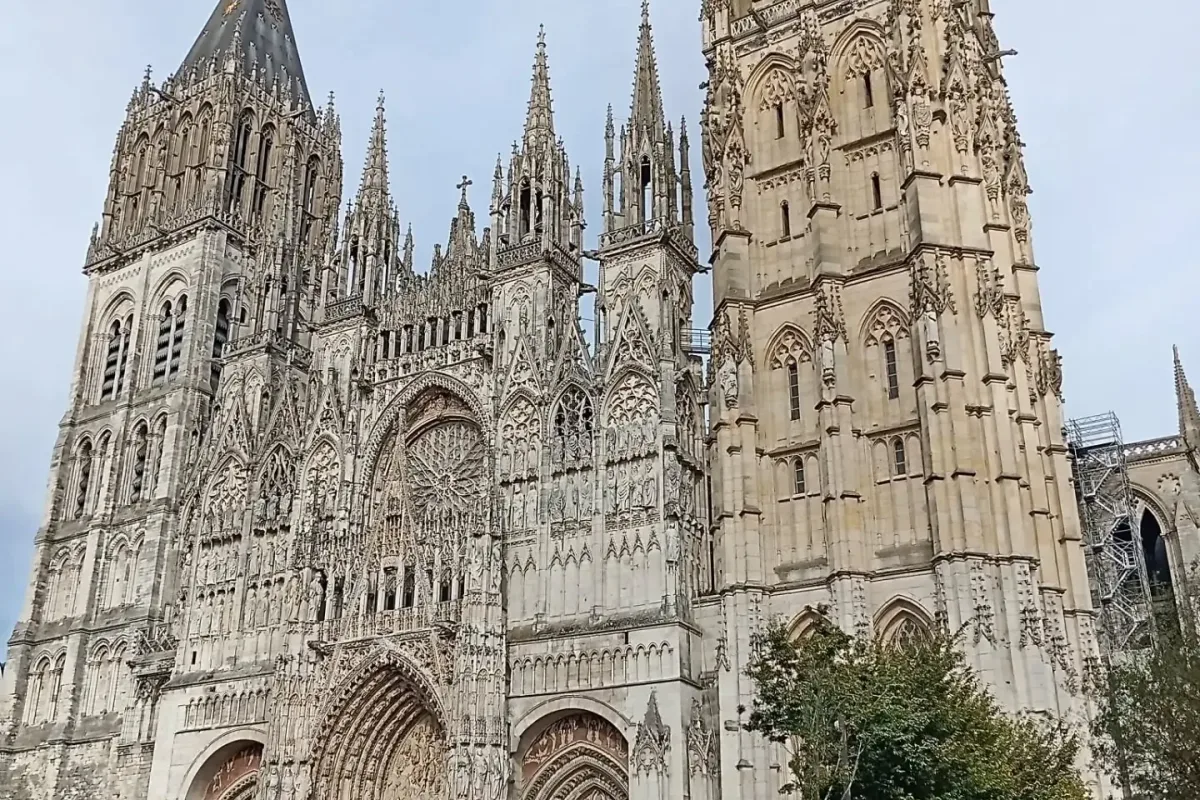 La filigrana fachada gótica de la catedral Notre-Dame de Ruan