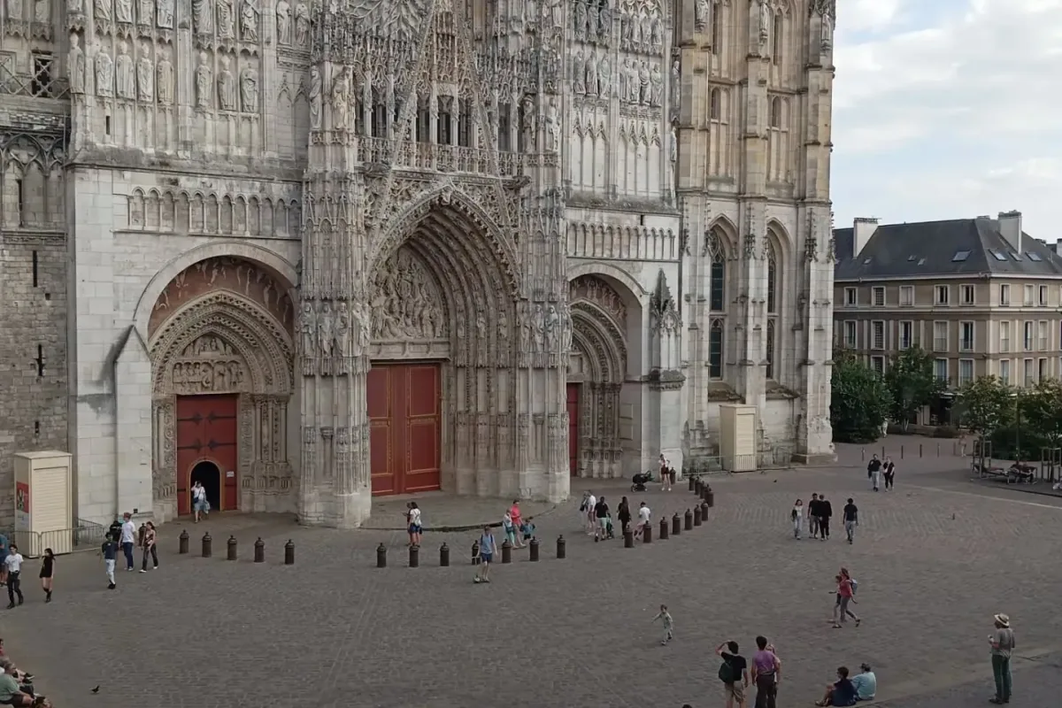 La plaza frente a la catedral Notre-Dame de Ruan