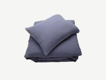 Linen bedding set in blueberry colour.