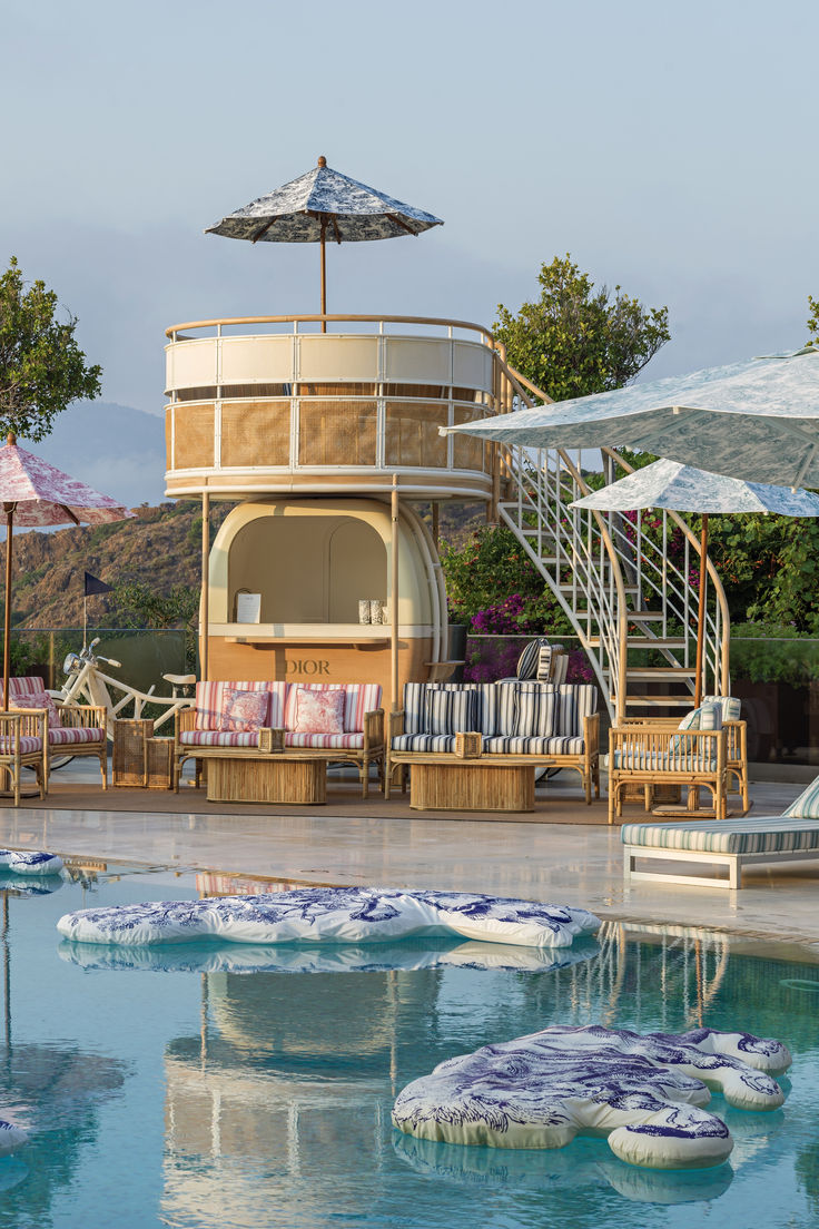 Dior × Maris Bay Dioriviera arrives in Greece, bringing the House’s summer universe to the coastline.