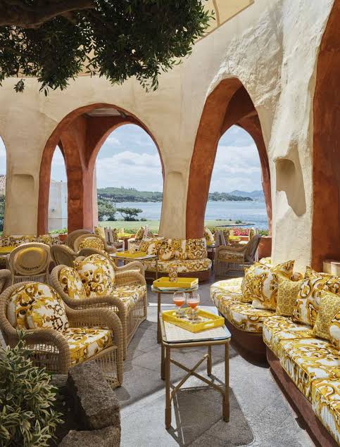 Dolce & Gabbana × Hotel Cala di Volpe A celebration of Italian summers through the brand’s unmistakable prints.