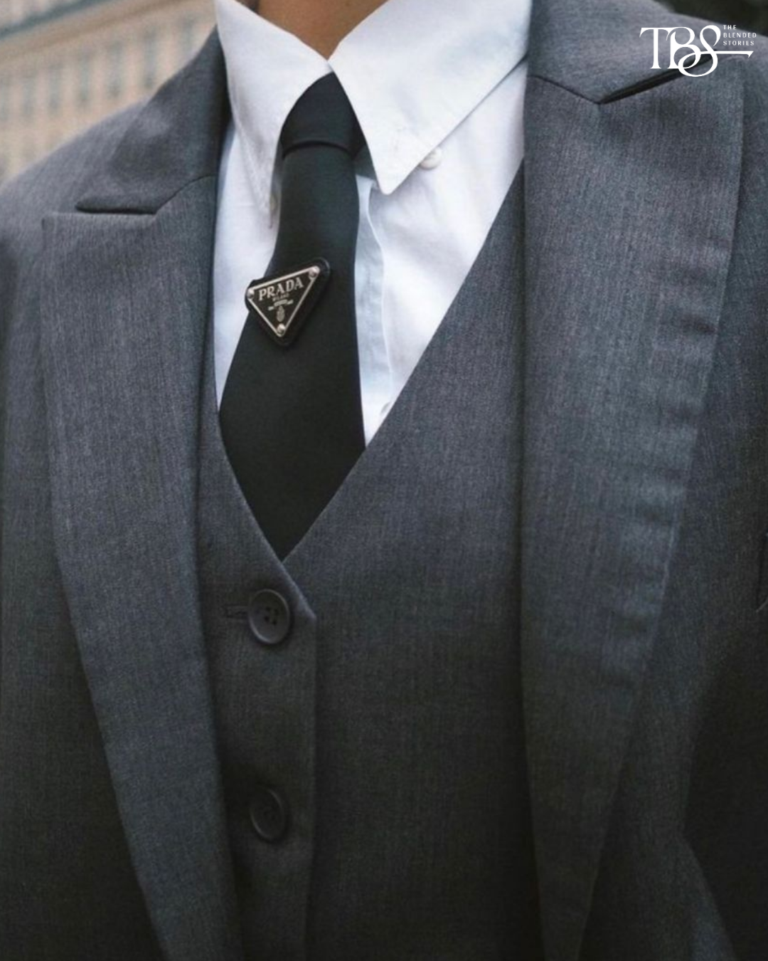 On the Knot of the Tie