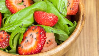 Spinach and strawberry salad with pecans recipe