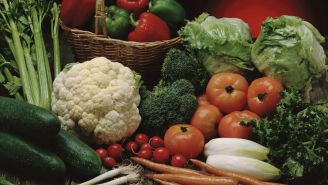 4 ways your diet may help reduce the risk of macular degeneration
