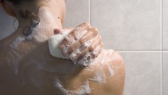 Can a daily bath or shower help ease psoriasis?