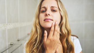 What are the symptoms of myasthenia gravis?