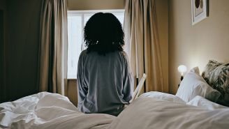 What can trigger a bipolar disorder episode?