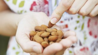 10 smart snacks under 200 calories