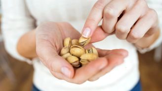 Can eating nuts help manage diabetes?