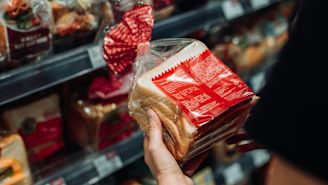 Can food additives cause allergic reactions?