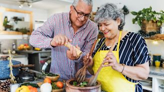 4 ways your diet may help reduce the risk of macular degeneration