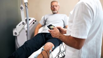 Non-medication therapies for managing acute pain