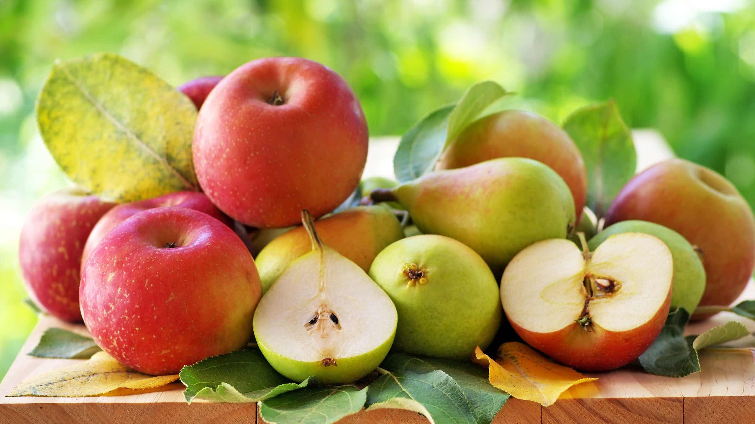 Lower in sugar: Apples and pears