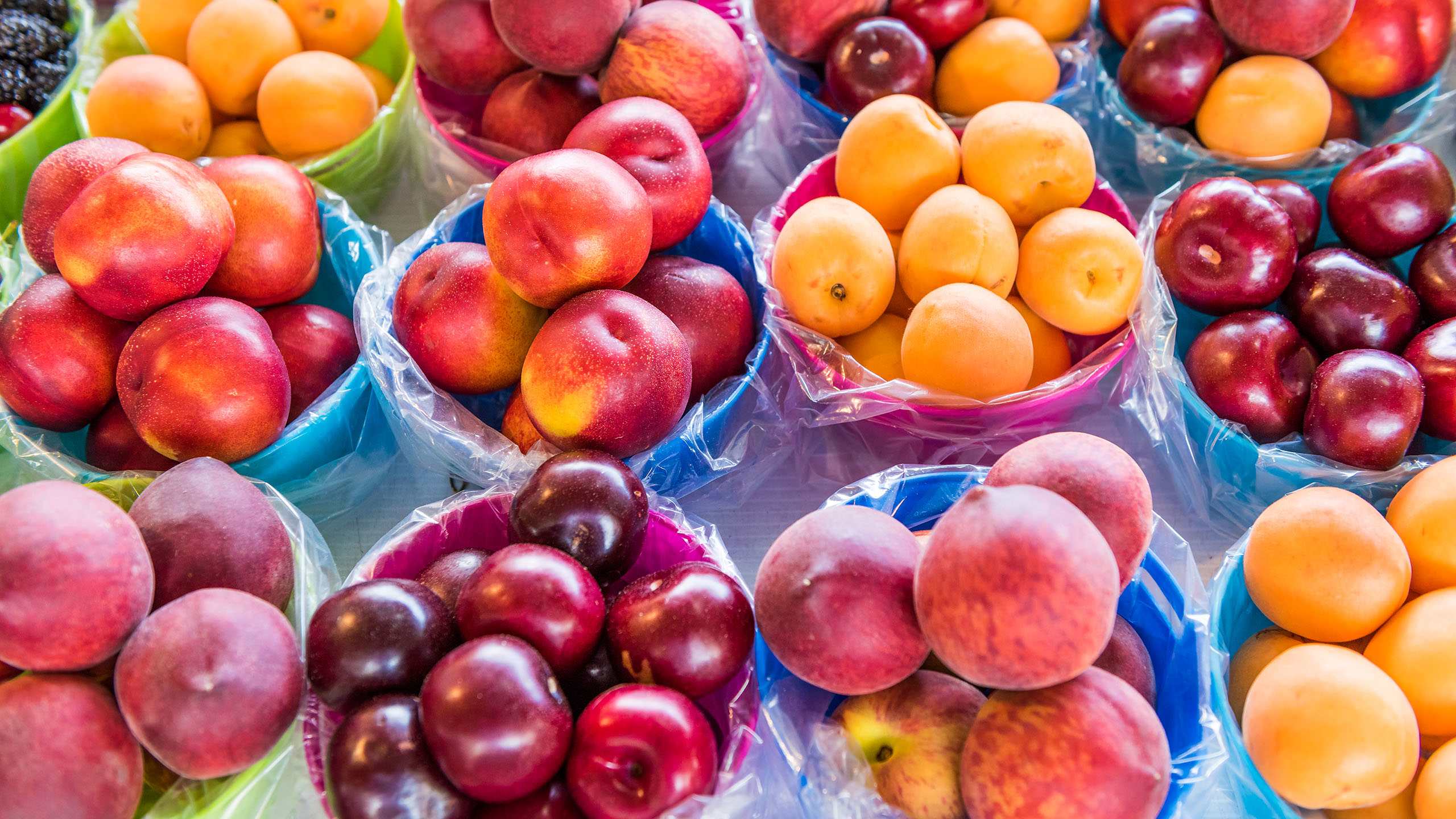 Lower in sugar: Peaches and plums