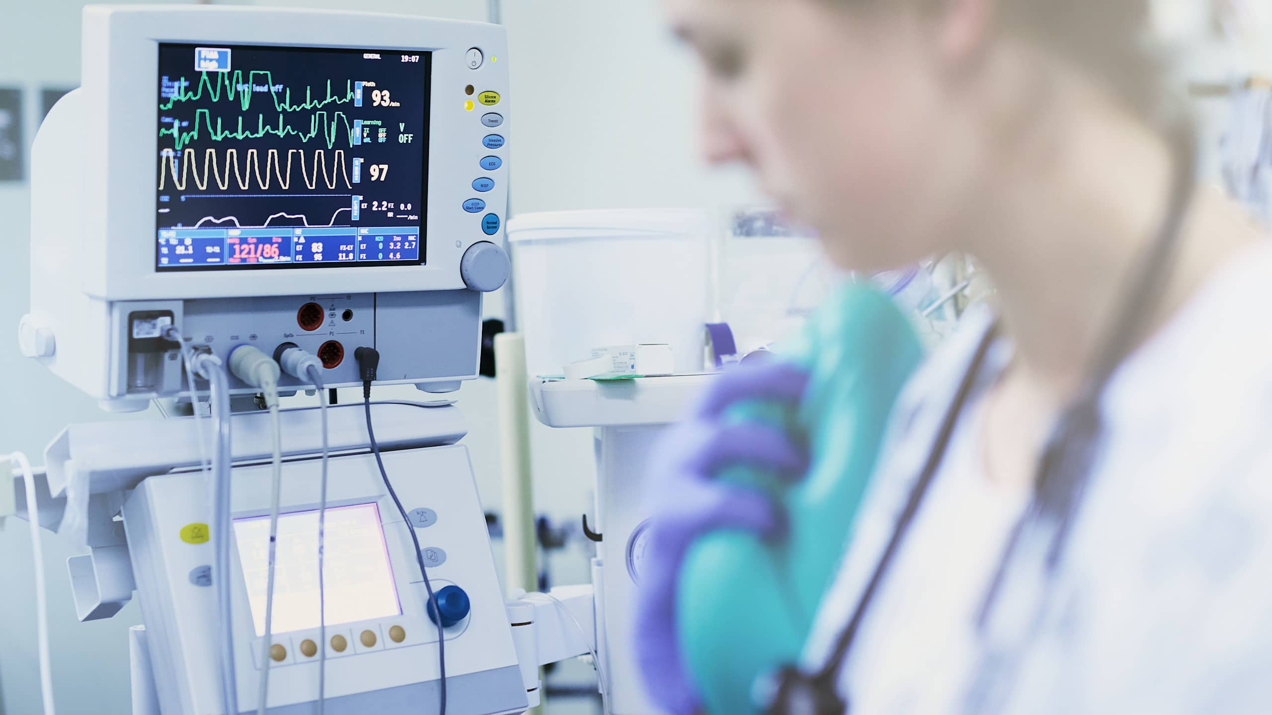 Traditional surgery vs. minimally invasive spine surgery