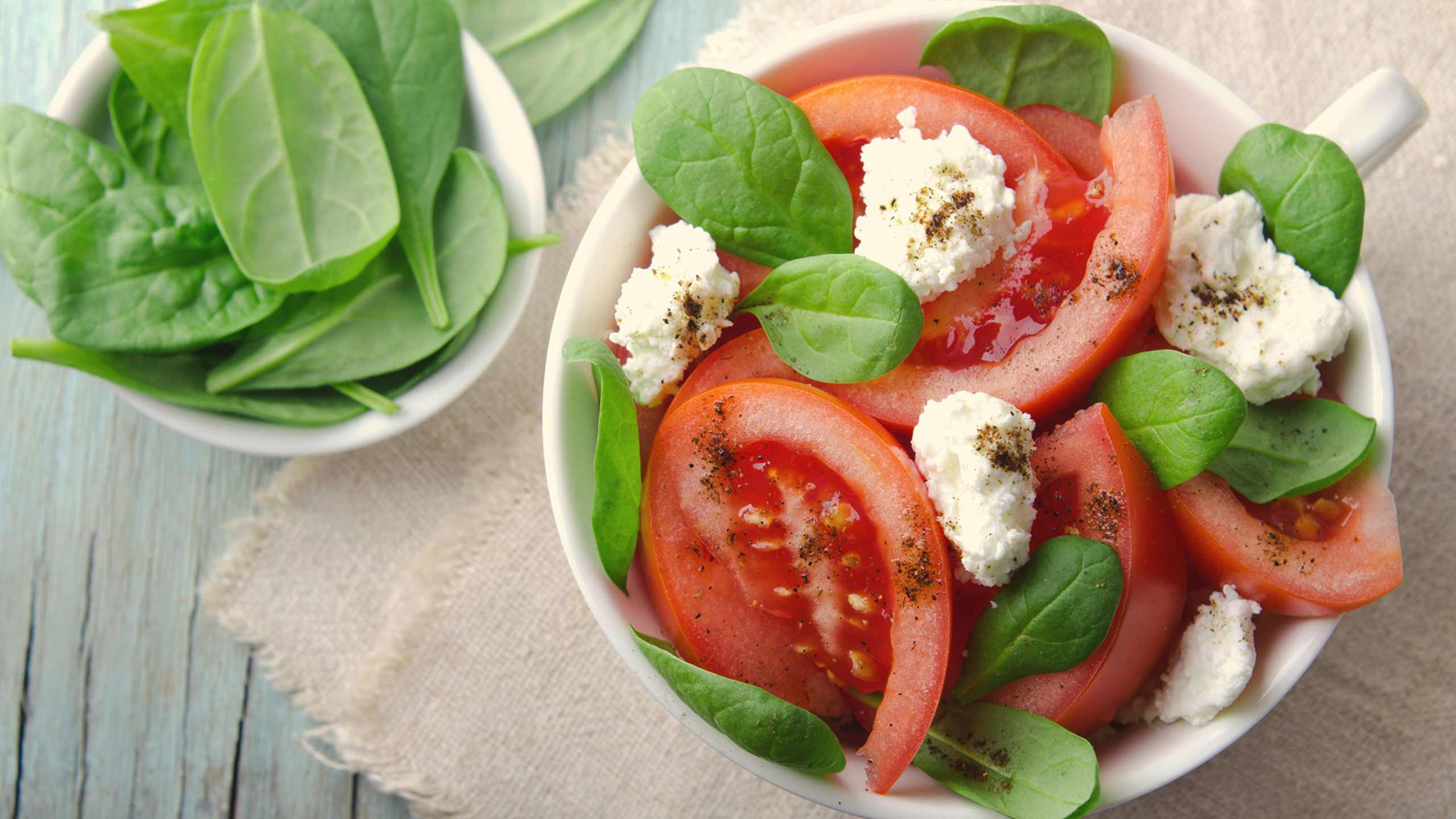 Cottage cheese with tomatoes, basil and balsamic vinegar