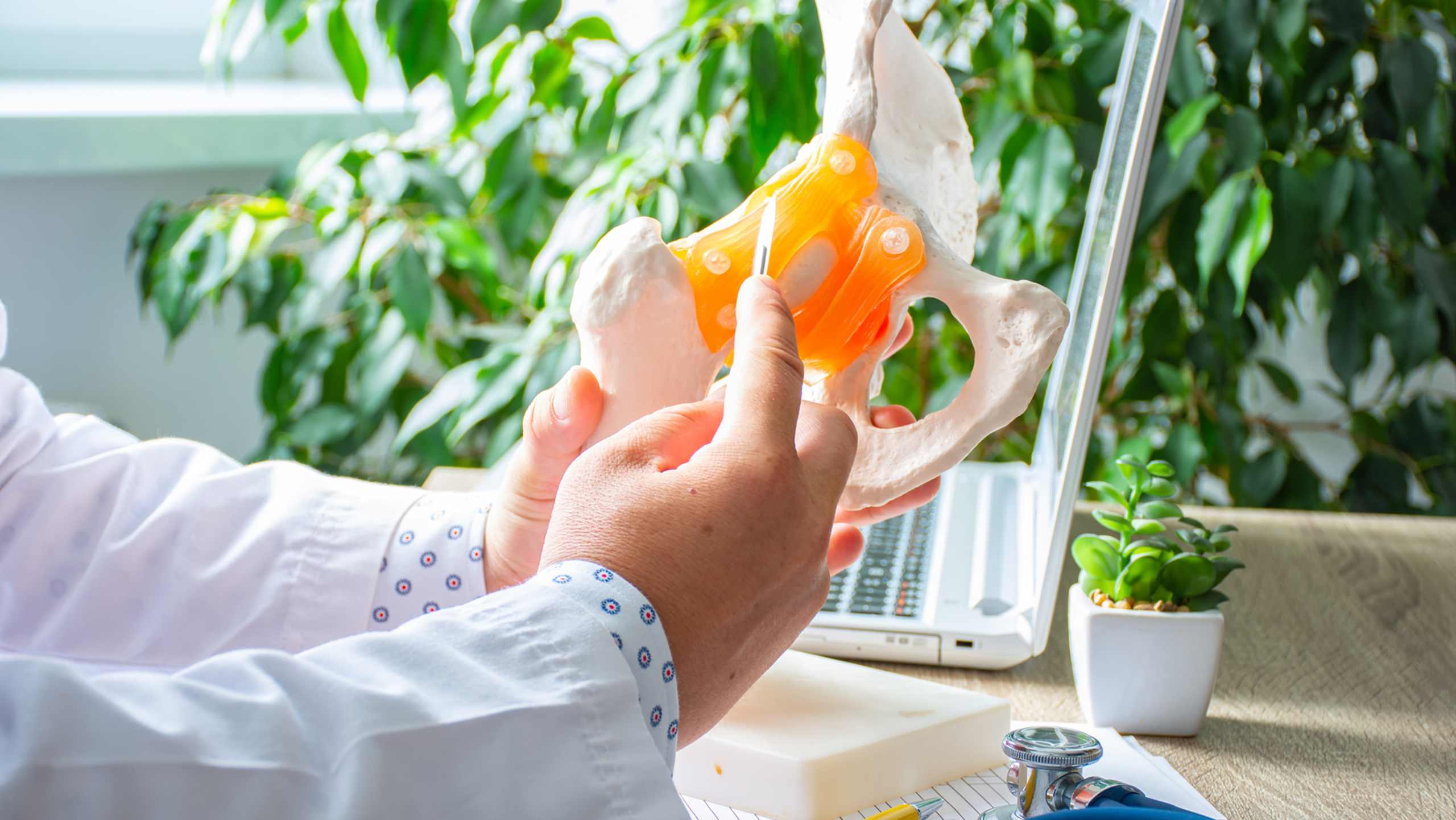 What joints can be affected by psoriatic arthritis?