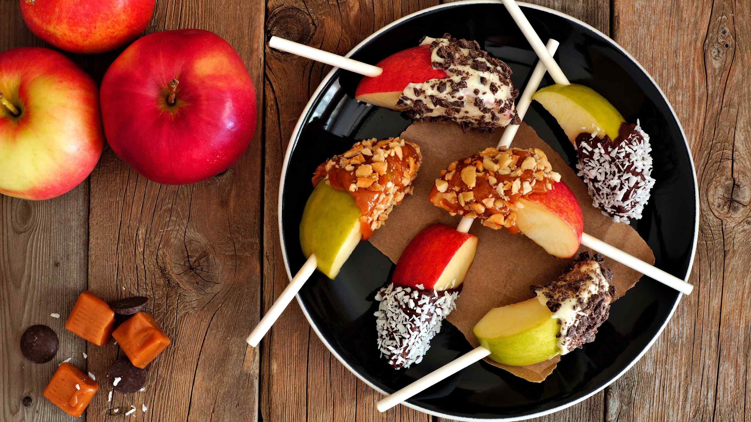 Dark chocolate-dipped apple wedges