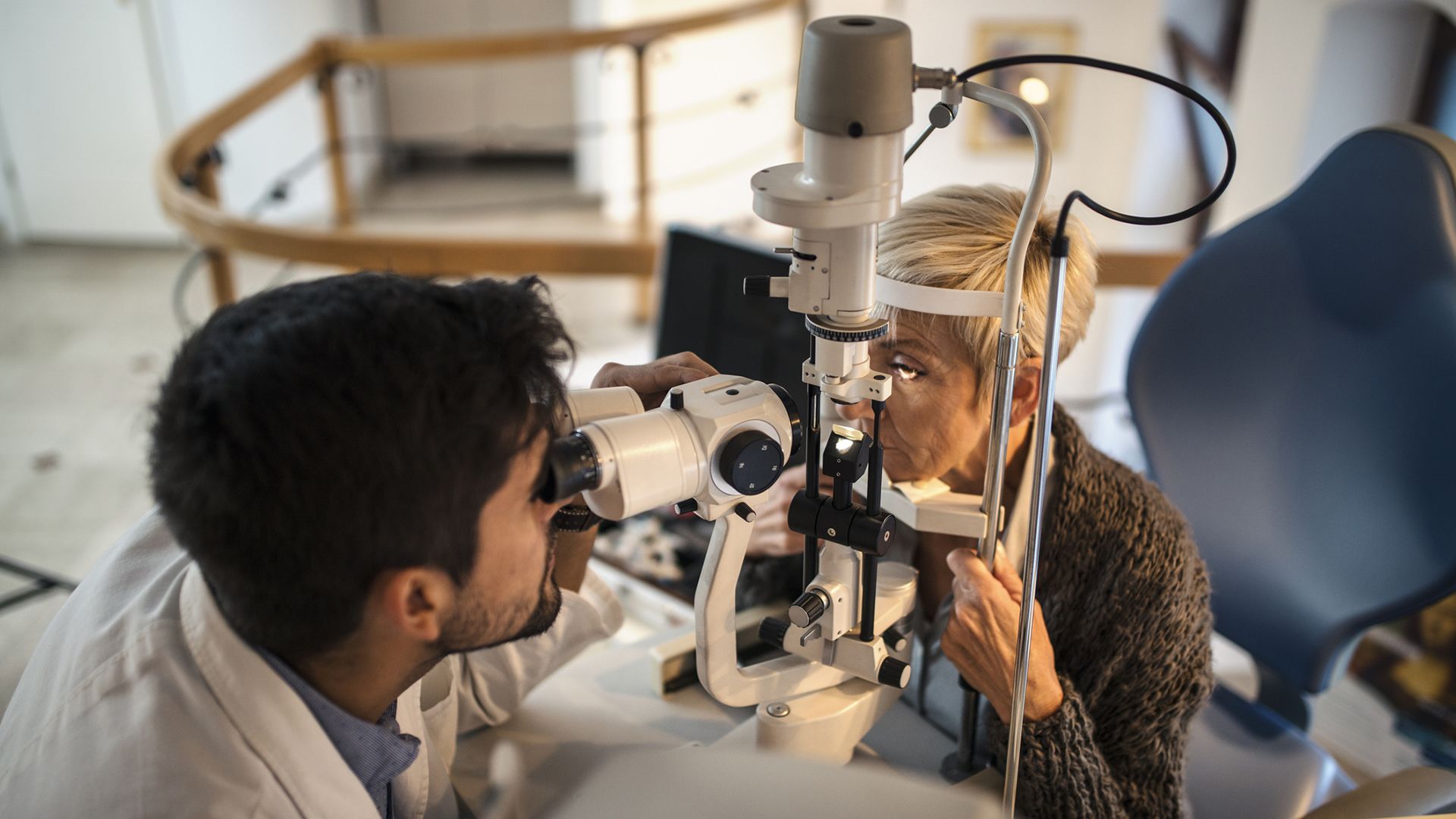 Normal aging versus age-related macular degeneration