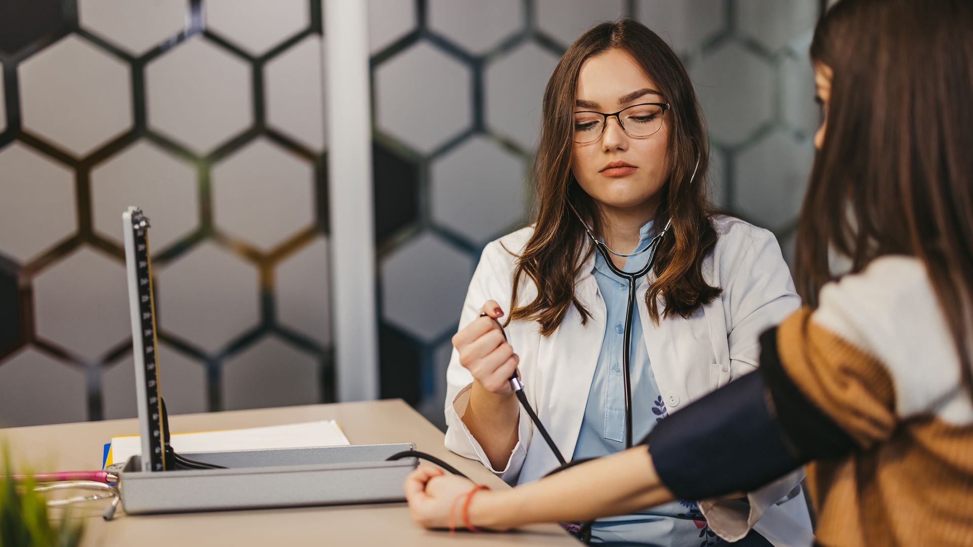 What healthcare providers treat idiopathic hypersomnia?