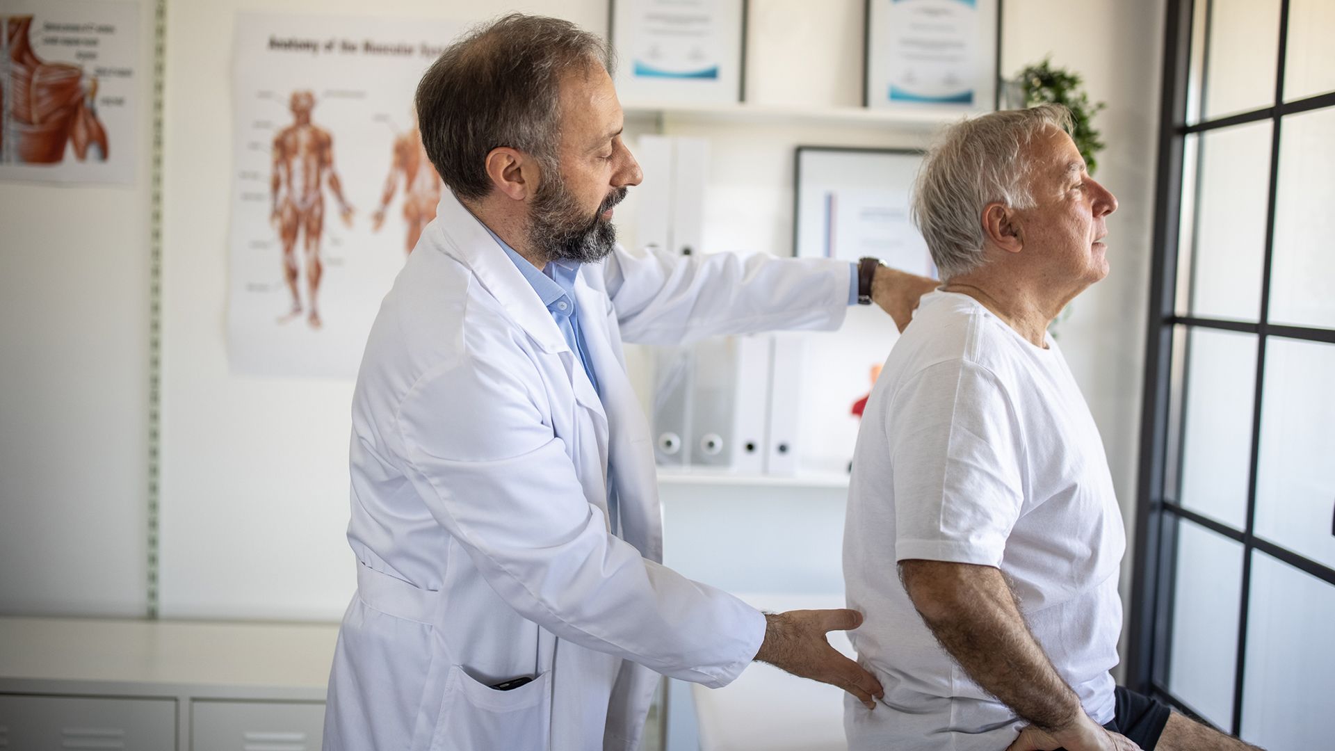 What are the symptoms of metastatic uveal melanoma?