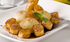 Diabetes-friendly recipe: hot pineapple and bananas with ice cream