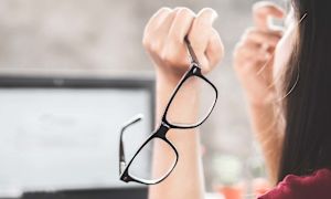 Why dry eyes are more common in women