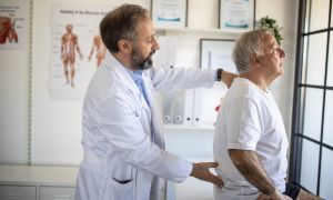 What are the symptoms of metastatic uveal melanoma?