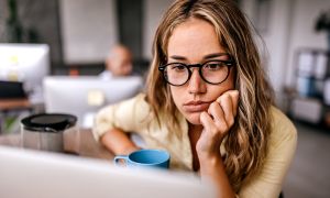 Can stress make chronic hives worse?