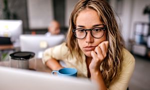 Can stress make chronic hives worse?