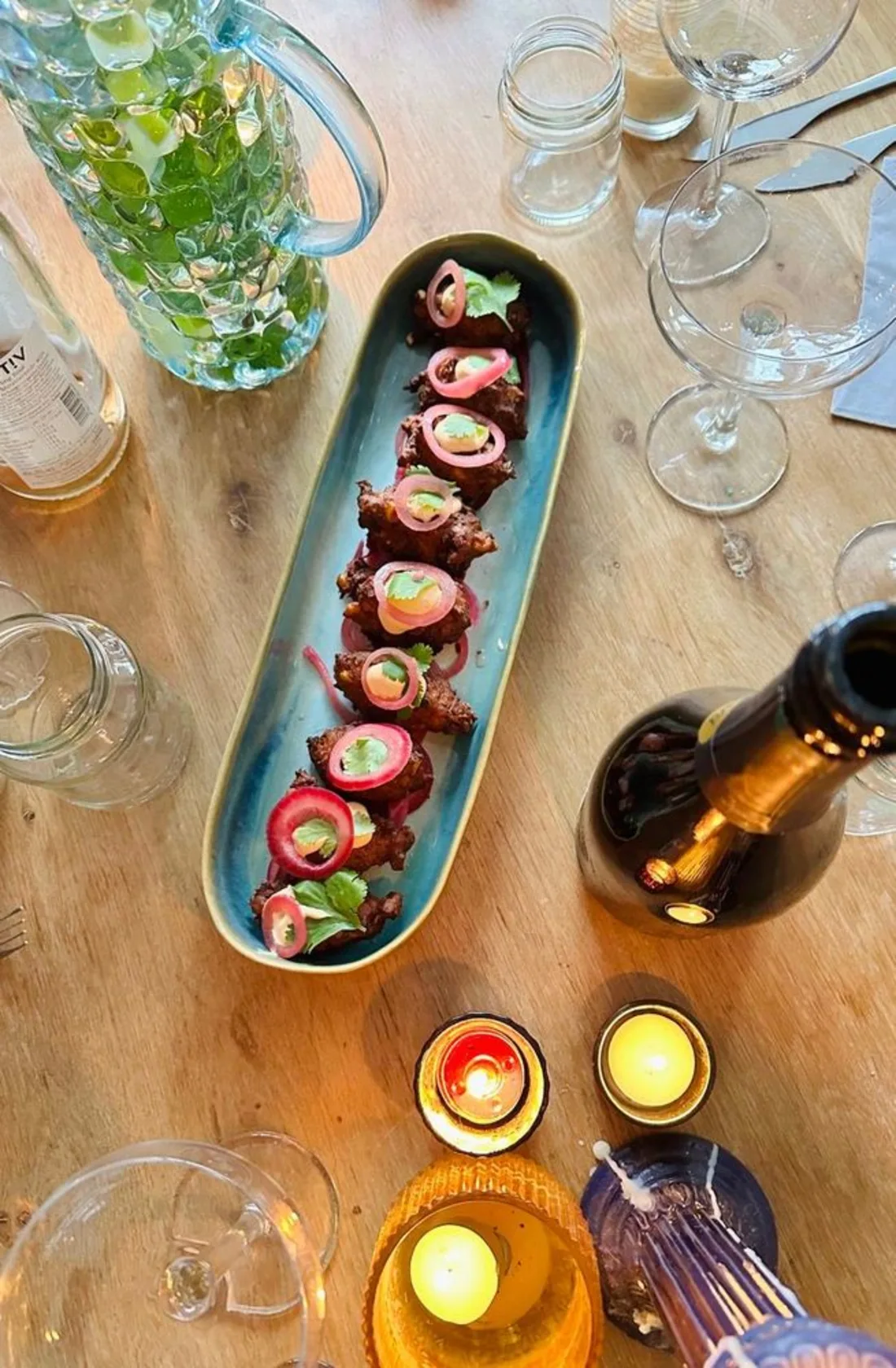 Een tafel met erop mais beignets met bosui