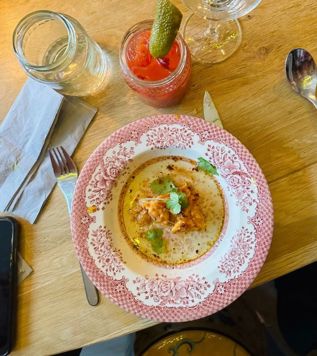Op een tafel zie je een tomaten consomme met pulled knolselderij en een bloody mary