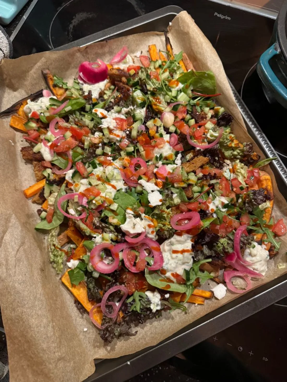 Een traybake met vegan griekse kapsalon