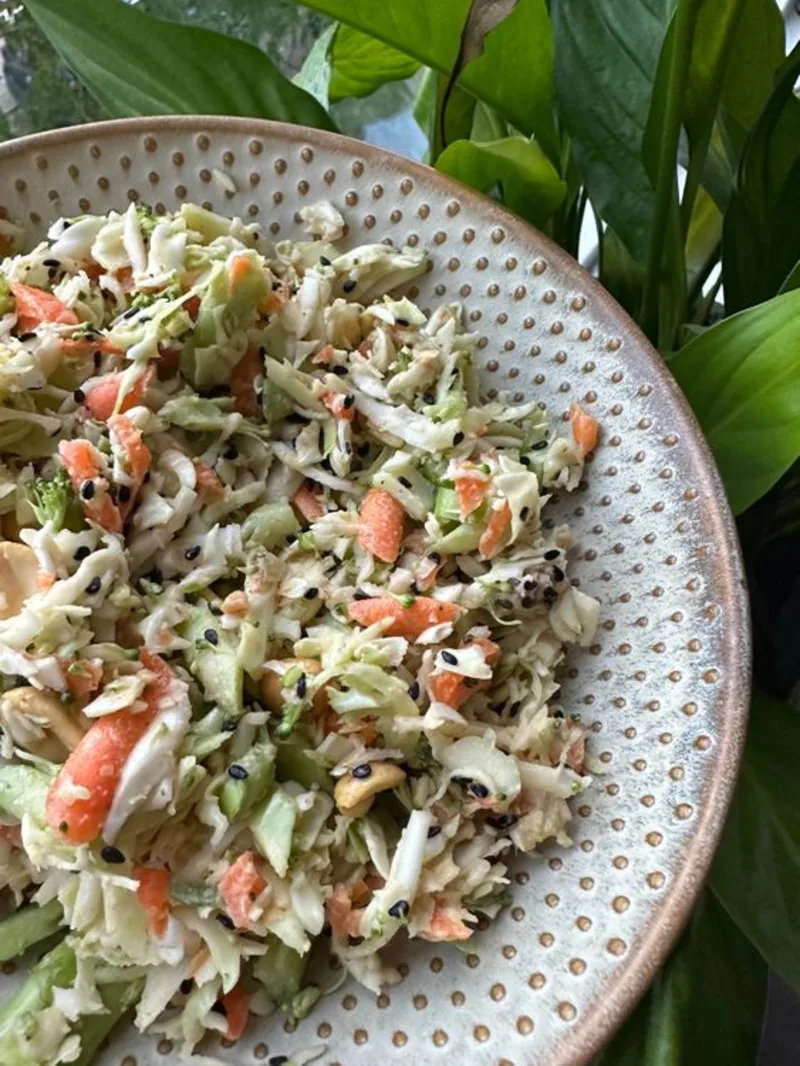 Aziatische koolsalade met wortel en kool van boven in een creme kleurige schaal