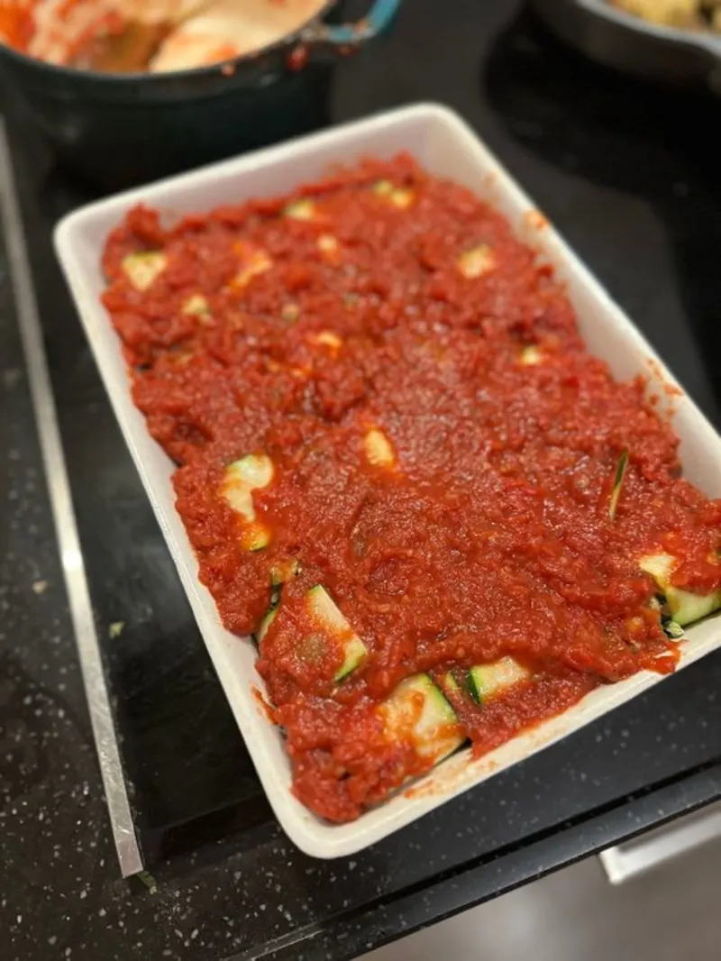 De ovenschaal gevuld, klaar om in de oven te gaan.