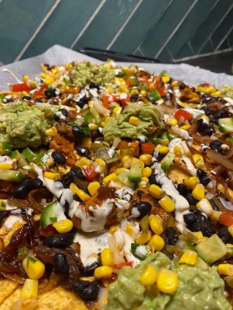 Nachos met bonen, mais, guacamole, room 