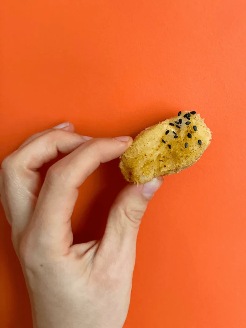 Een hand die tofu vast houdt