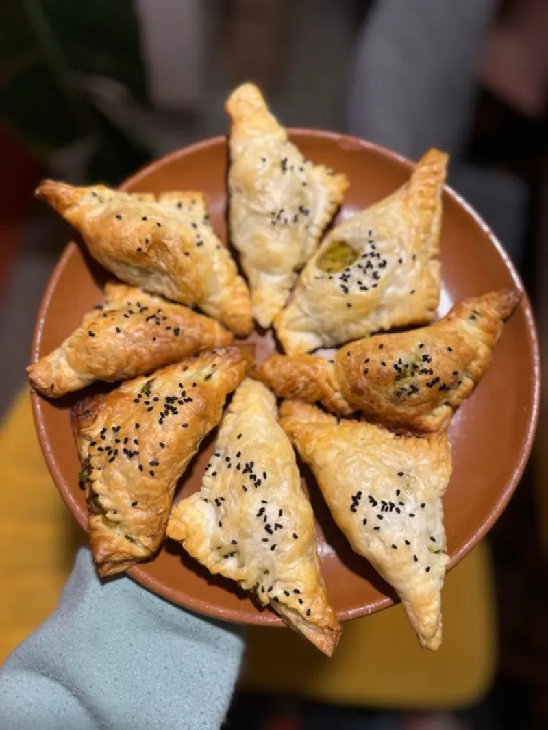 A plate filled with 8 samosas